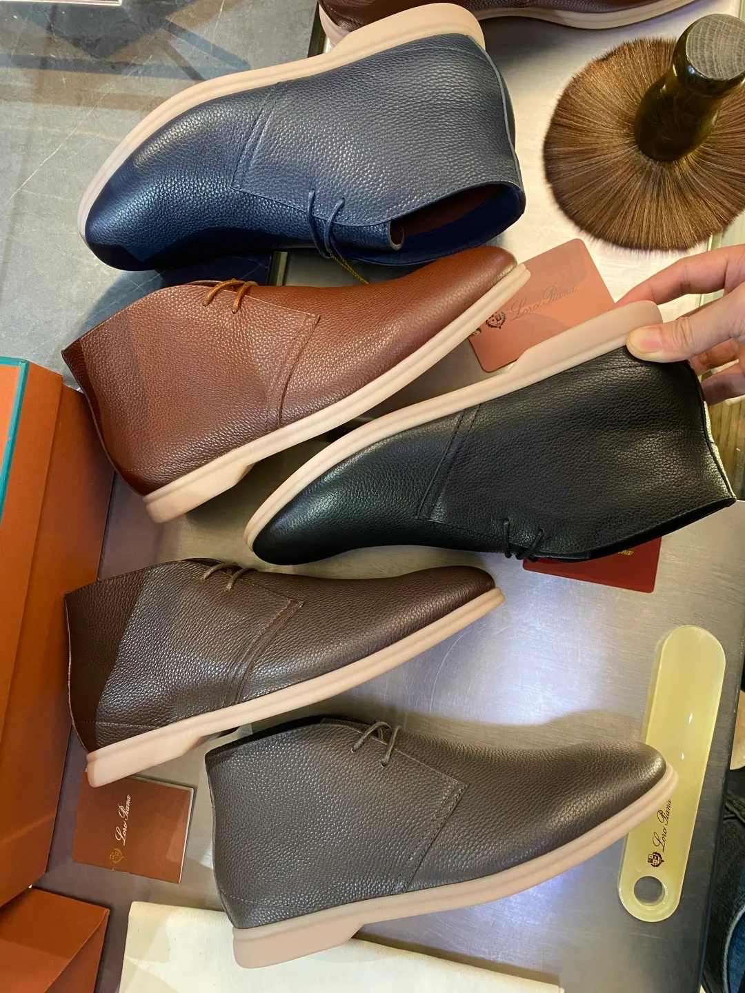 💰780 Loro Piana men's boots for autumn and winter ♞size; 39~46 The flexibility of first-layer cowhide returns to nature and feels the freedom and elegance in the city. A return to the original equestrian elegance aesthetics, Loro Piana is once again inspired by equestrianism this season, perfectly integrating freedom, elegance and functionality.